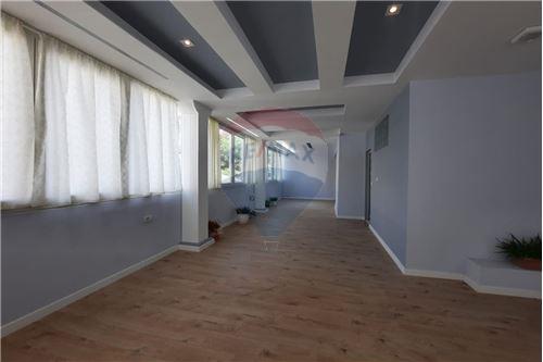 Tirane, jepet me qera apartament 4+1+BLK Kati 2, 176 m² 1.300 Euro (BLV Bajram Curri)