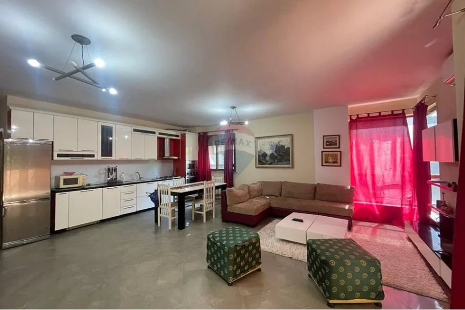 Tirane, jepet me qera apartament 2+1+Ballkon , 128 m² 700 € 