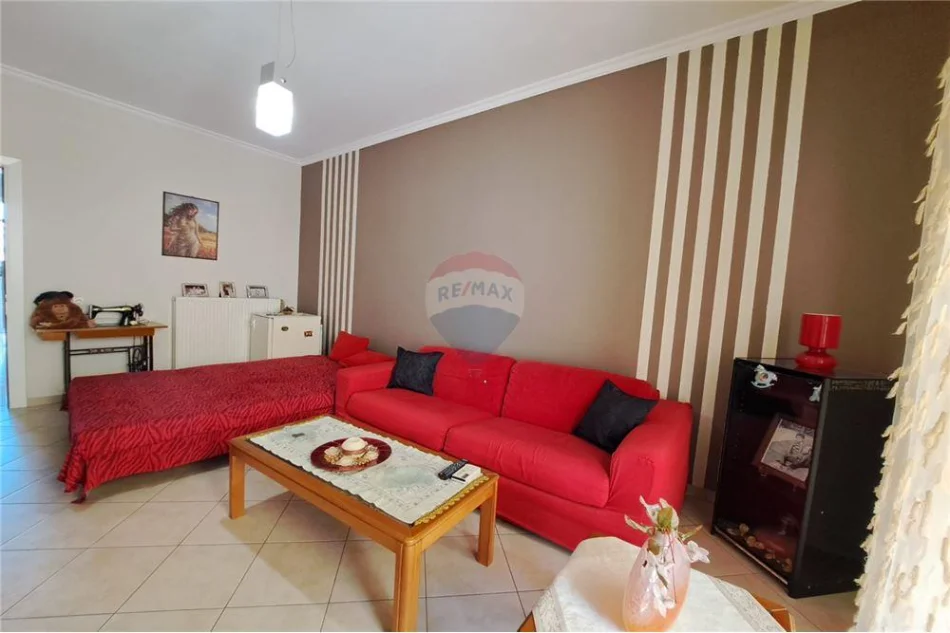 Vlore, shitet Vile 3+1+Aneks+Ballkon Kati 0, 234 m² 200.000 € (Pranë ish-Gjyqit të Vjetër, buzë rrugës kryesore)