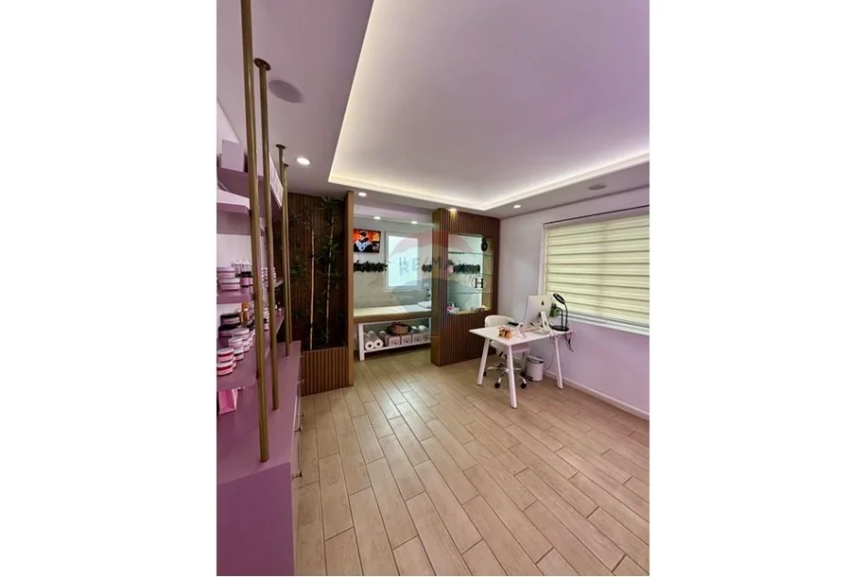Tirane, jepet me qera zyre , 68 m² 700 € 