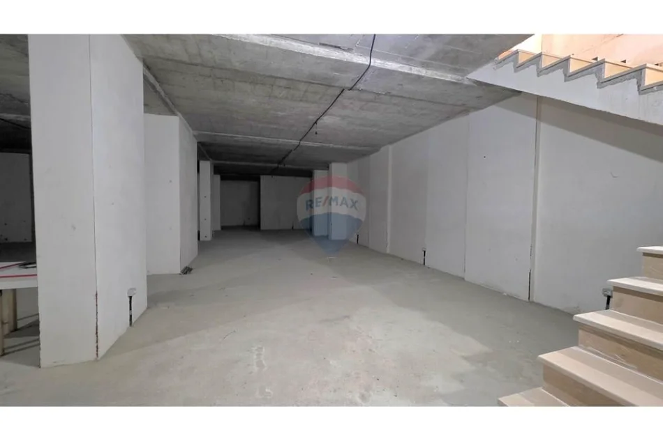 Vlore - Lungomare, shitet dyqan Kati 0, 491 m² 750.000 € (Lungomare, Vlorë)