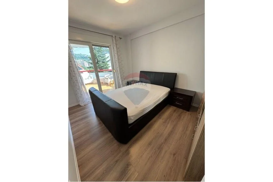 Tirane, jepet me qera apartament 2+1+Ballkon , 105 m² 800 € (Liqeni i Thate)