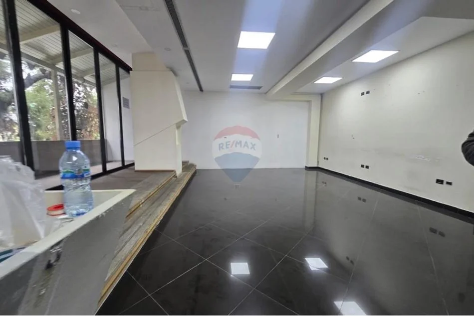 Tirane, jepet me qera ambjent biznesi Kati 2, 900 € (Don Bosko)