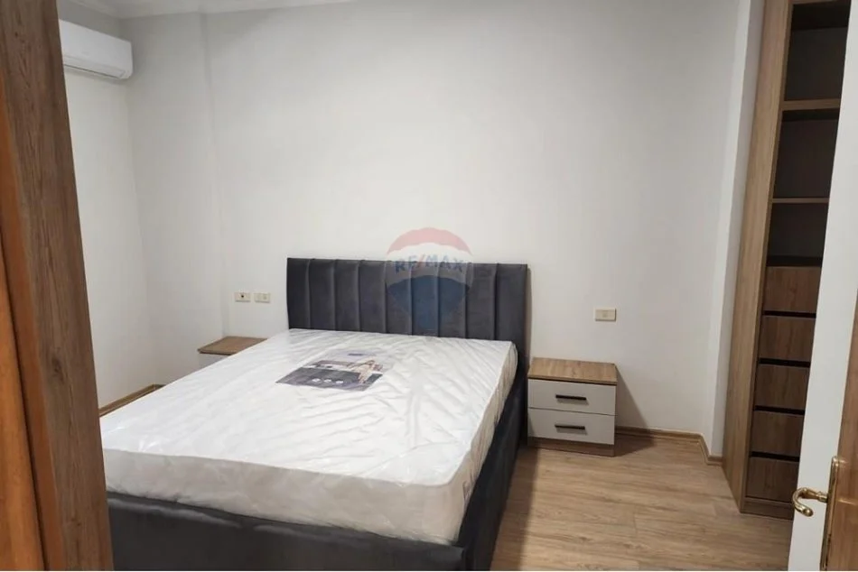 Tirane, jepet me qera apartament 2+1+Ballkon Kati 2, 105 m²