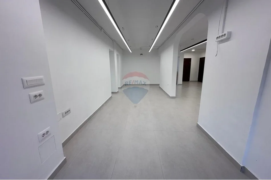 Tirane, jepet me qera ambjent biznesi Kati 0, 106 m² 1.000 € 