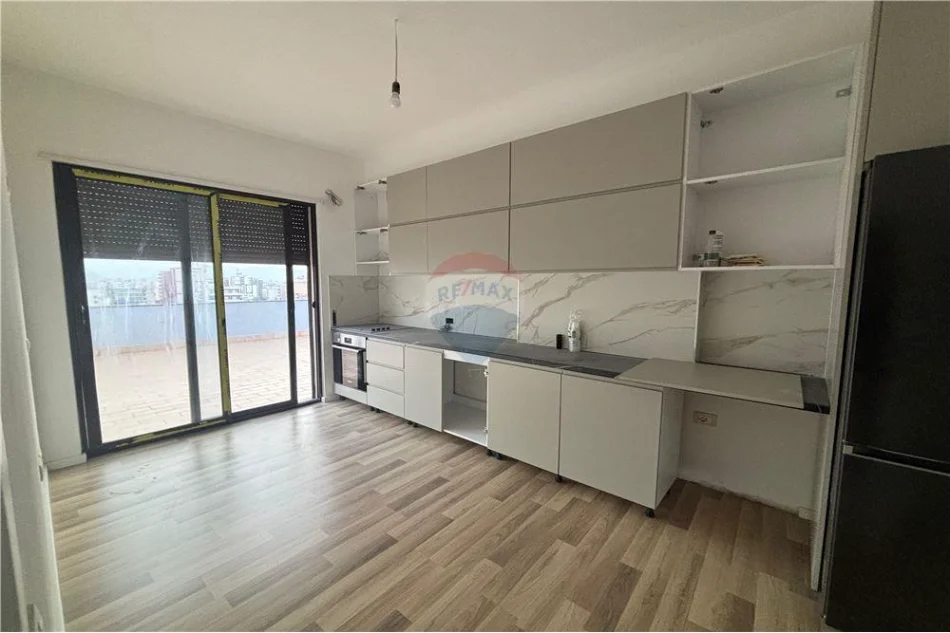 Vlore, shitet apartament+verande | Penthouse 2+1+Ballkon Kati 10, 277 m² 190.000 € (Rruga Gjergj Kastrioti (Transballkanike), Vlorë)