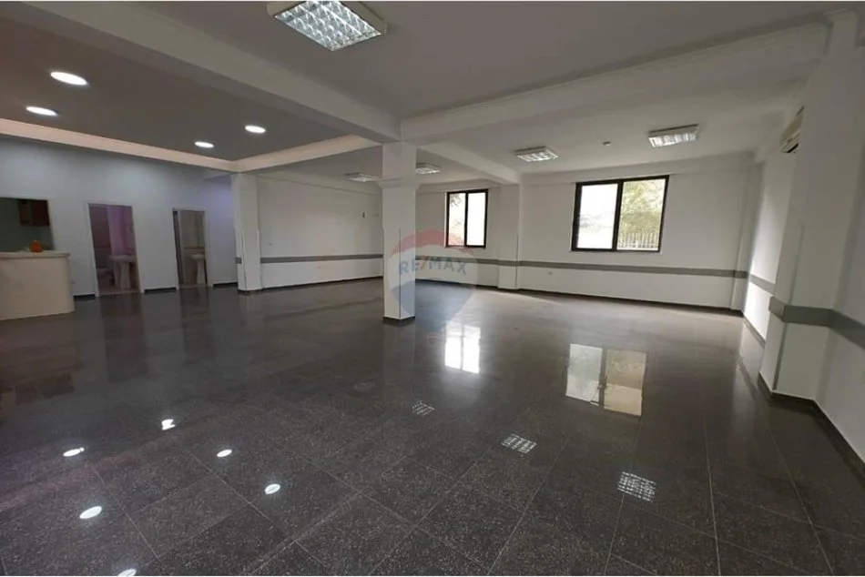 Tirane, jepet me qera ambjent biznesi Kati 0, 392 m² 3.800 € (Rruga Xhanfize Keko, Tiranë)