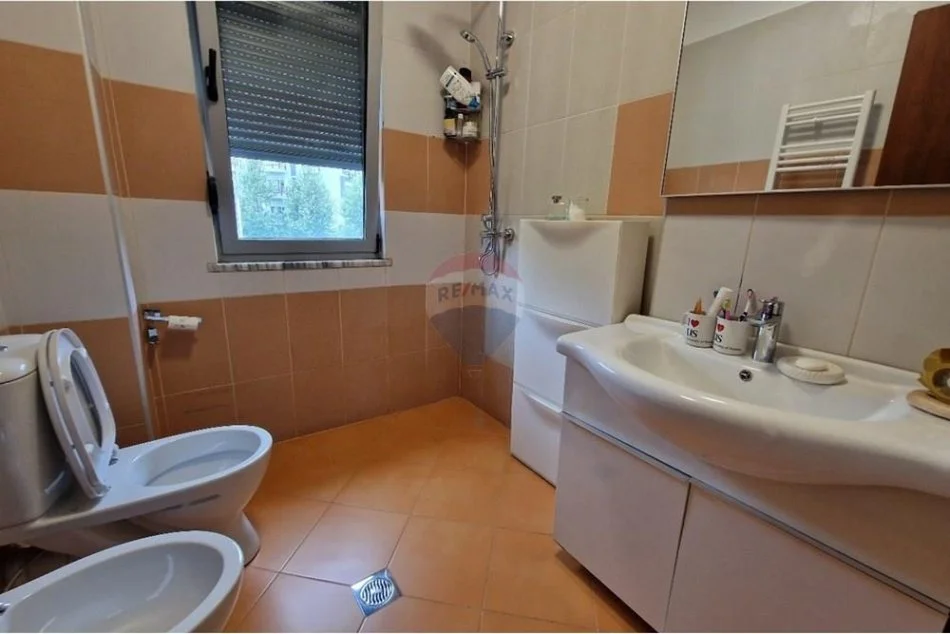 Tirane, jepet me qera apartament 1+1+Ballkon Kati 4, 67 m² 600 € (Rruga Hamdi Sina)
