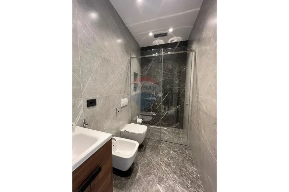 Tirane, jepet me qera apartament 1+1+Ballkon Kati 3, 70 m² 1.300 € (Air Albania)