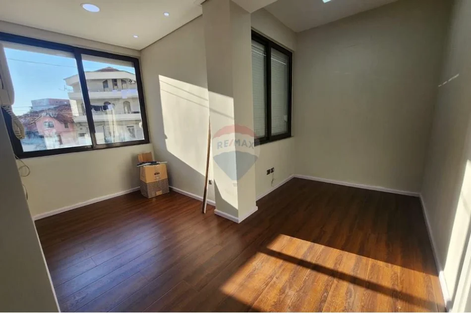 Tirane, jepet me qera , 164 m² 1.060 € (Fusha Ali Demi)