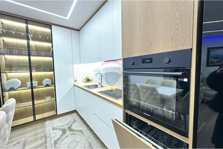 Tirane, jepet me qera apartament , 112 m² 600 € 