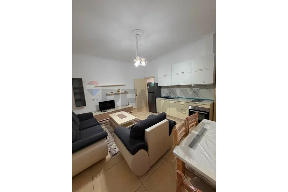 Tirane, jepet me qera apartament 1+1 , 400 € 
