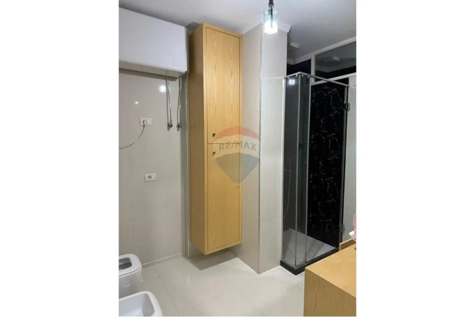 Tirane, jepet me qera apartament 2+1+Ballkon , 120 m² 550 € 