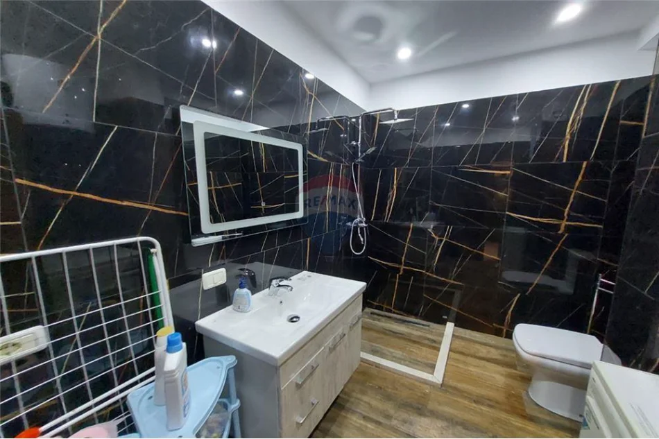 Vlore - Lungomare, shitet apartament 1+1 Kati 8, 50 m² 95.000 € (Lungomare, Vlorë)