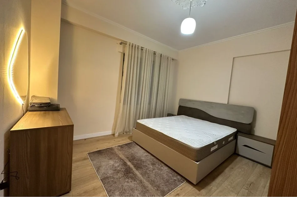 Tirane, jepet me qera apartament 2+1+Ballkon Kati 5, 88 m² 1.000 € (Delirogji)