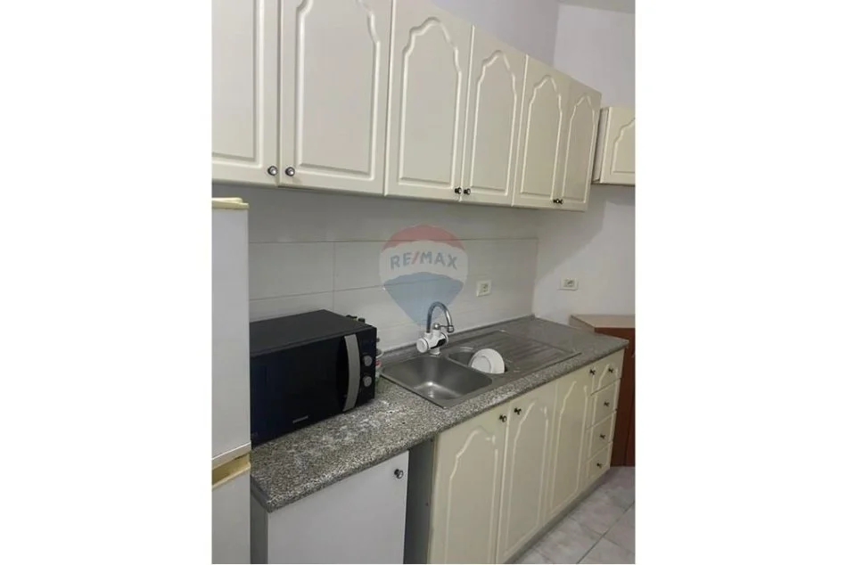 Tirane, jepet me qera 1+1 Kati 1, 50 m² 400 € 