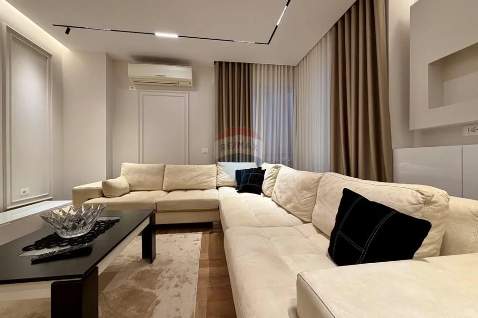 Tirane, jepet me qera apartament 2+1 Kati 5, 95 m² 945 € (Rruga Hoxha Tasim)