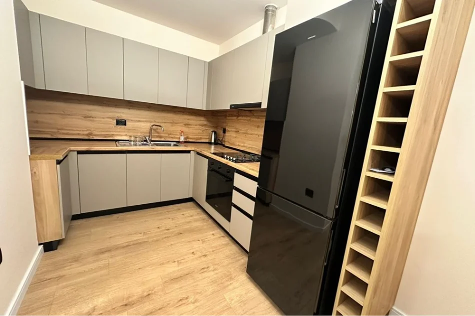 Tirane, jepet me qera apartament 2+1+Ballkon Kati 5, 88 m² 1.000 € (Delirogji)