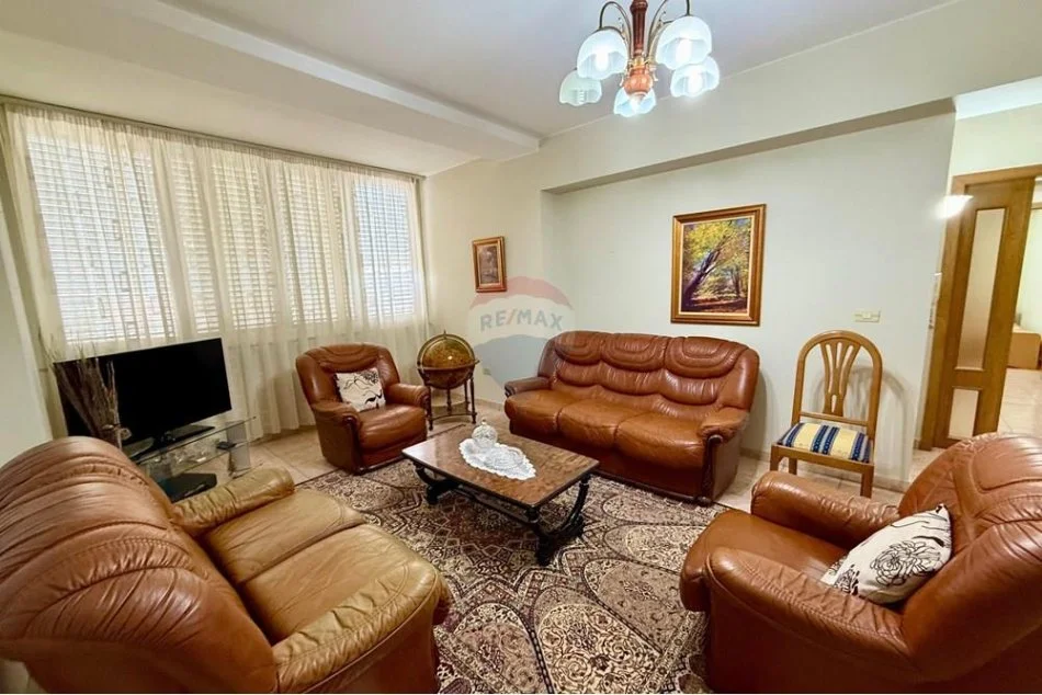 Tirane, jepet me qera apartament 2+1 Kati 4, 116 m² 800 € 