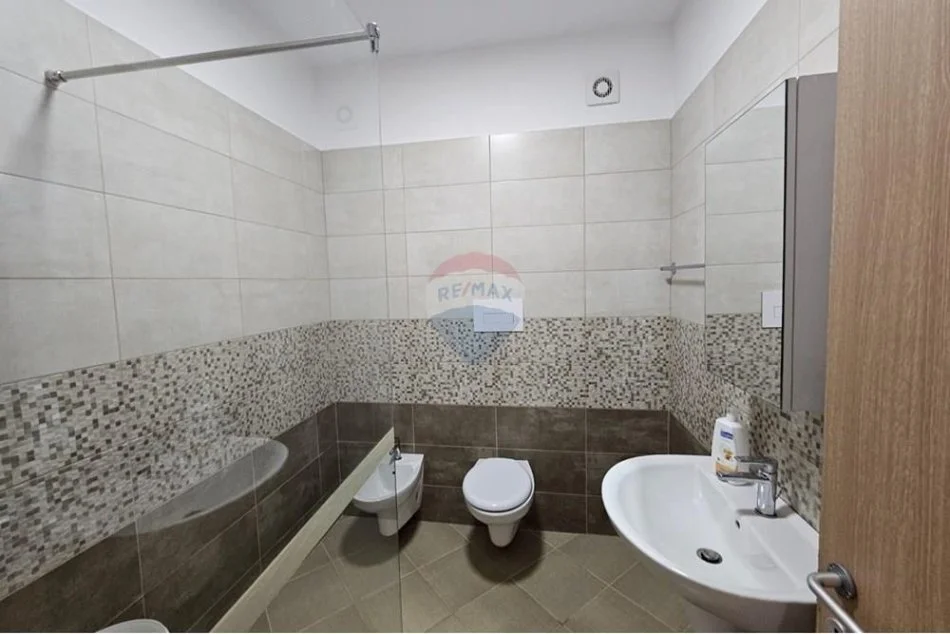 Tirane, jepet me qera apartament 2+1+Ballkon Kati 3, 95 m² 600 € (rruga e dibres)