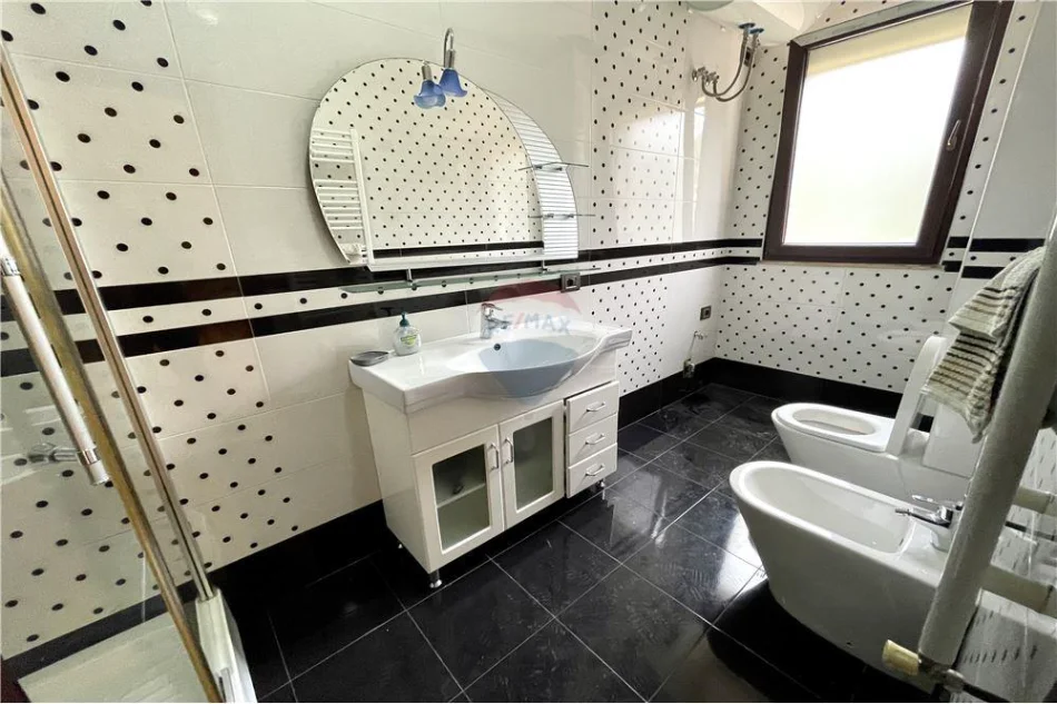 Tirane, jepet me qera apartament , 140 m² 585 € 