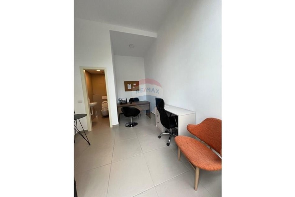 Tirane, jepet me qera dyqan Kati 0, 17 m² 350 € (Rruga e Barrikadave)