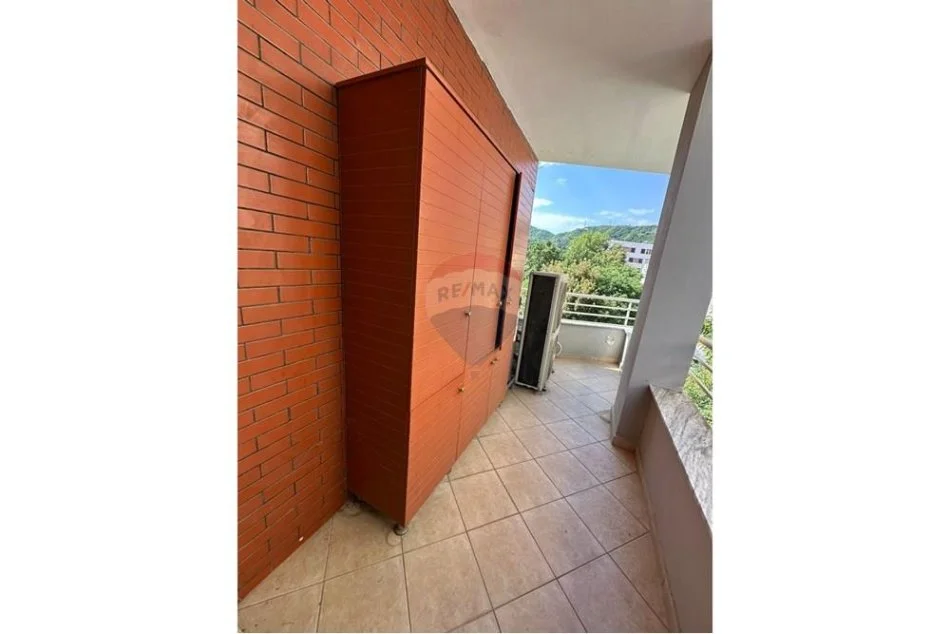 Tirane, jepet me qera apartament 3+1 Kati 4, 150 m² 650 € (Kodra e diellit)