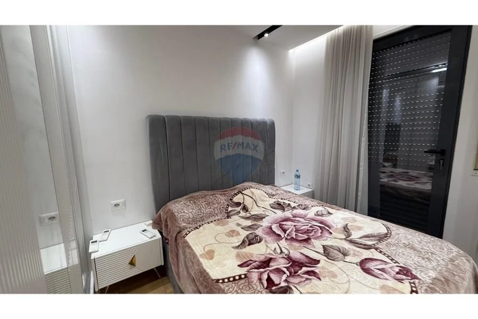 Tirane, jepet me qera apartament 2+1+Ballkon , 111 m² 1.000 € 