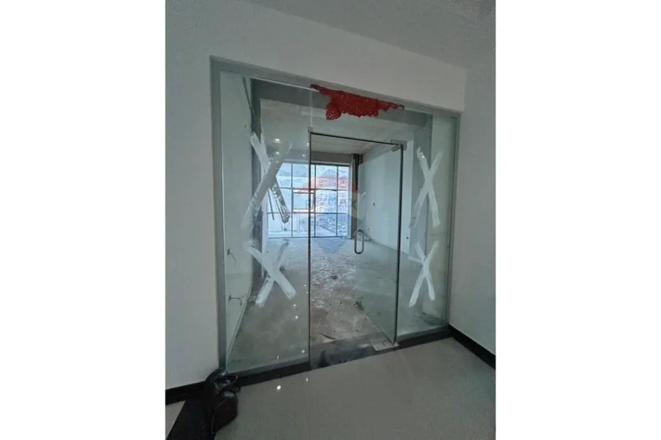 Vlore - Lungomare, jepet me qera zyre Kati 2, 40 m² 300 € (Rruga Cameria, Lungomare, Vlore)