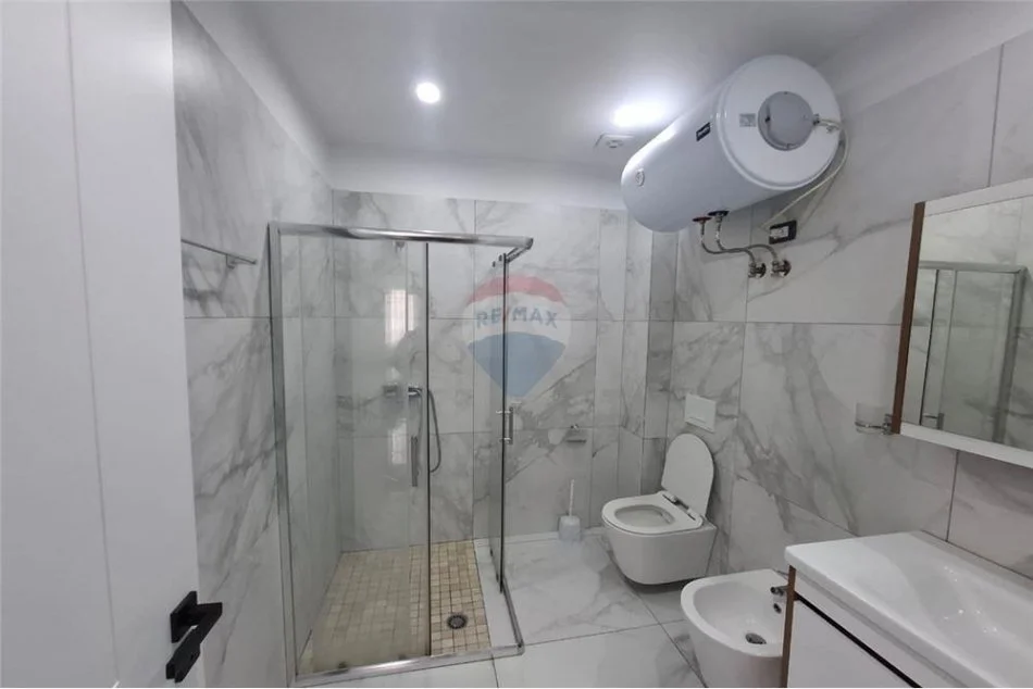 Vlore, jepet me qera apartament 1+1 Kati 7, 76 m² 400 € (Pranë Conad, Ismail Qemali, Vlorë)
