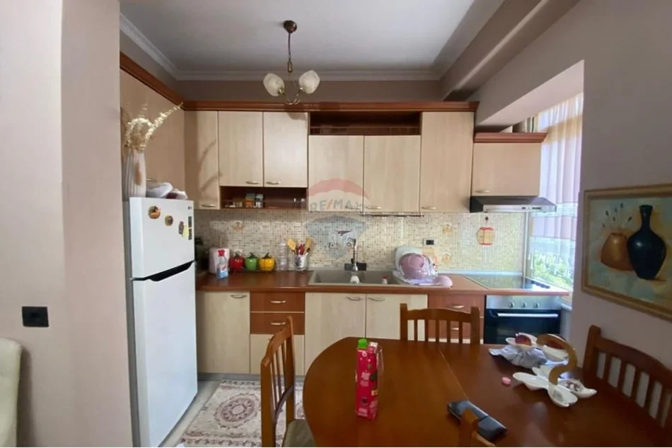 Tirane, jepet me qera apartament 1+1 , 50 m² 550 € (Rr. Myslym Shyri)