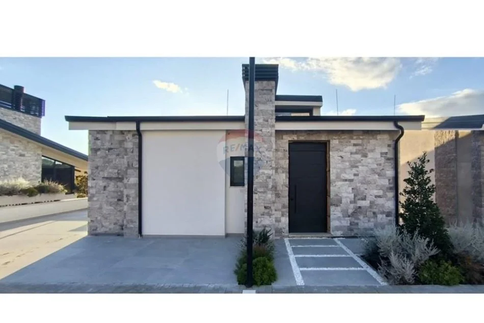 Tirane, shitet 3+1+Ballkon , 210 m² 570.000 € 