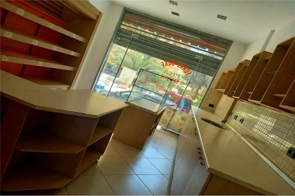 Vlore - Lungomare, shitet ambjent biznesi Kati 0, 65 m² 120.000 € (Lungomare, Vlorë)