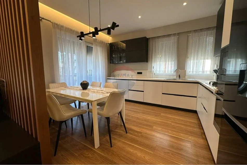 Tirane, jepet me qera apartament 3+1+Aneks+Ballkon , 120 m² 740 € (Rruga 5 Maji)