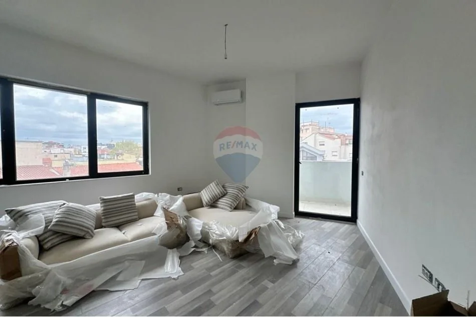 Tirane, jepet me qera apartament 1+1+Ballkon Kati 4, 65 m² 700 € 