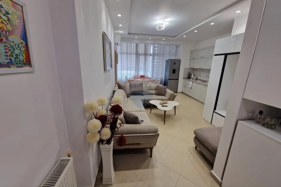 Tirane, jepet me qera apartament 1+1+Ballkon , 65 m² 700 € (Komuna e Parisit)