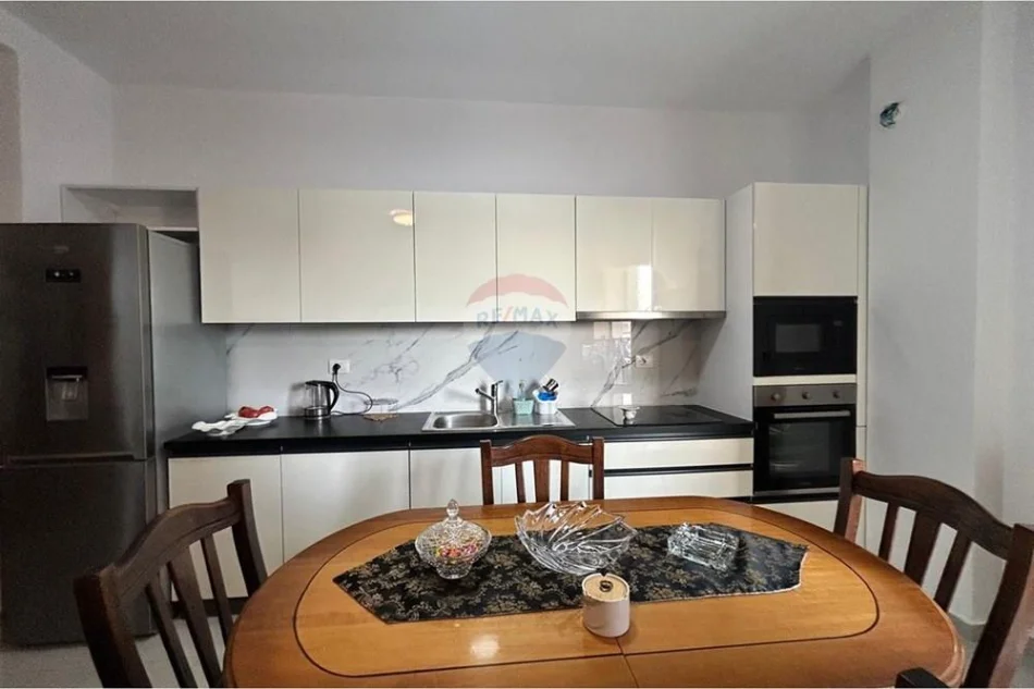 Vlore - Lungomare, jepet me qera apartament Kati 2, 120 m² 600 € (Rruga Cameria, Lungomare, Vlore)