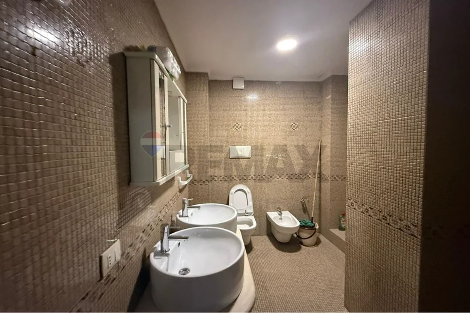 Tirane, jepet me qera apartament , 130 m² 800 € 