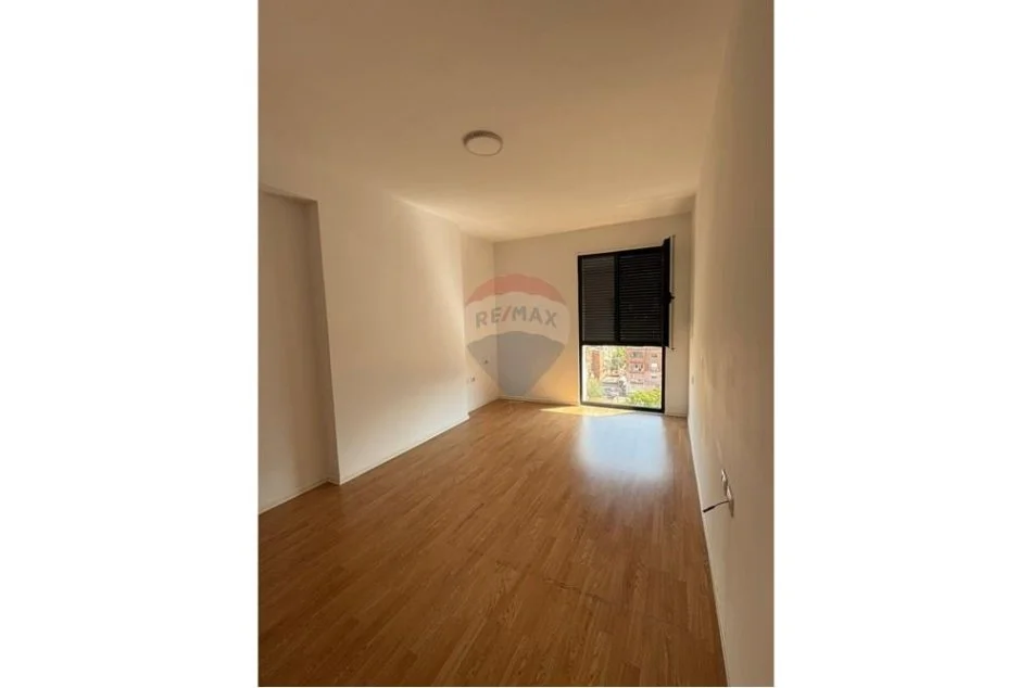 Tirane, jepet me qera apartament 2+1 , 100 m² 700 € (Porcelan)