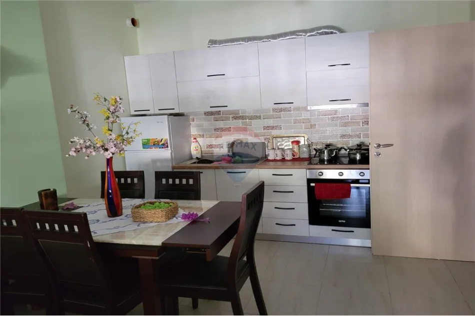 Vlore - Lungomare, shitet apartament 2+1 Kati 4, 91 m² 235.000 € (Rruga Dhimitër Konomi, Vlore)