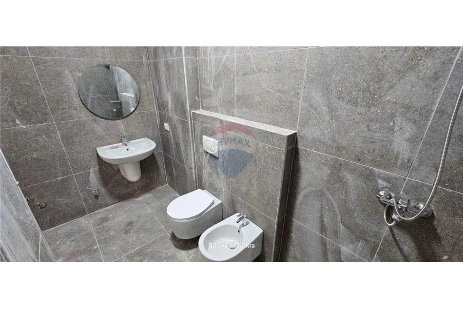 Tirane, jepet me qera apartament 2+1 , 104 m² 650 € (ish fusha e aviacionit)