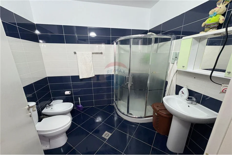 Vlore - Lungomare, shitet apartament 1+1 Kati 4, 74 m² 195.000 € (Rruga Reshat Osmani, Vlore)