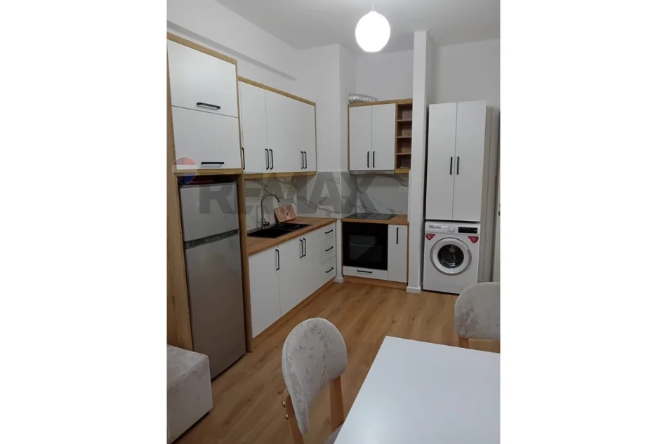 Tirane, jepet me qera apartament 1+1 Kati 7, (Ali Demi)
