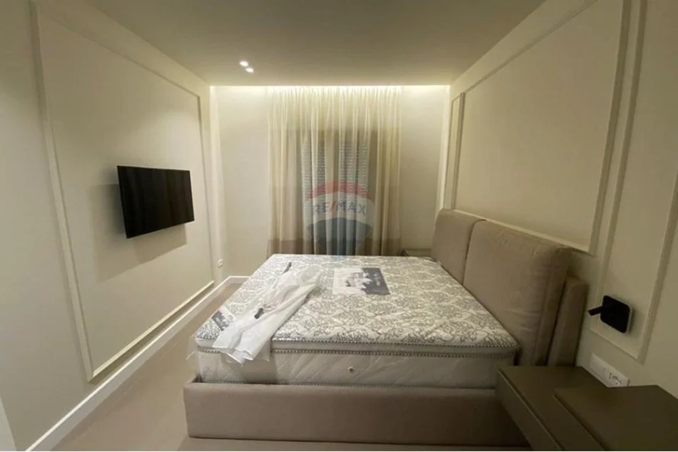 Tirane, jepet me qera apartament 3+1+Ballkon , 186 m² 2.000 € 