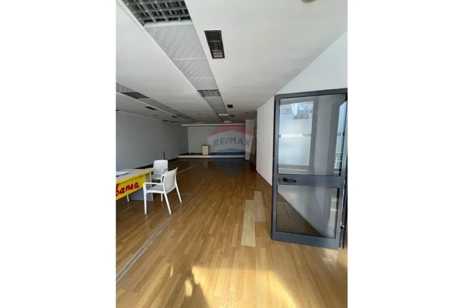 Tirane, jepet me qera ambjent biznesi Kati 3, 87 m² 1.000 € 
