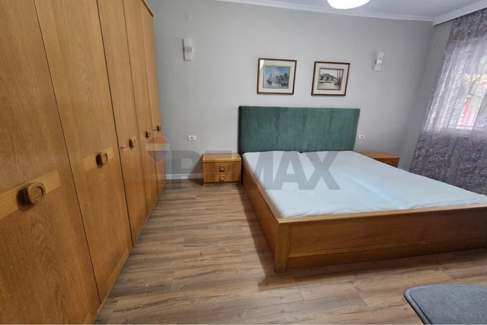 Tirane, jepet me qera apartament 2+1 , 100 m² 800 € (Bllok)