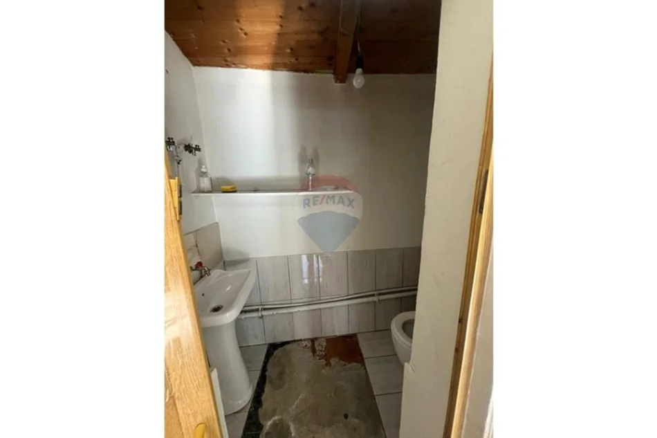 Tirane, jepet me qera ambjent biznesi Kati 0, 15 m² 270 € 