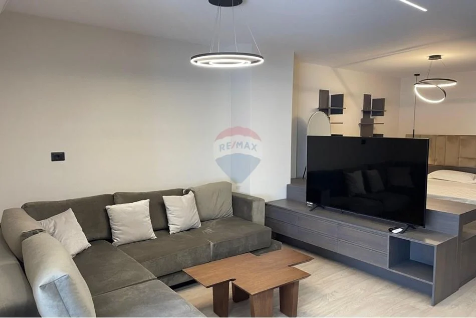 Tirane, jepet me qera apartament 1+1 , 650 € (qender)