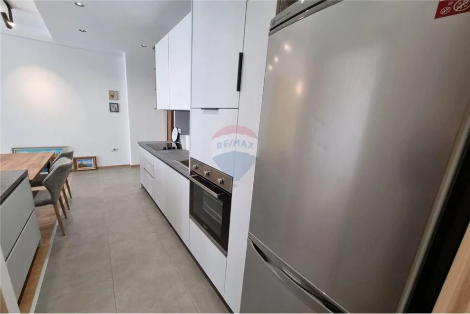 Tirane, jepet me qera apartament 2+1+Ballkon , 84 m² 720 € (kmuna e parisit)