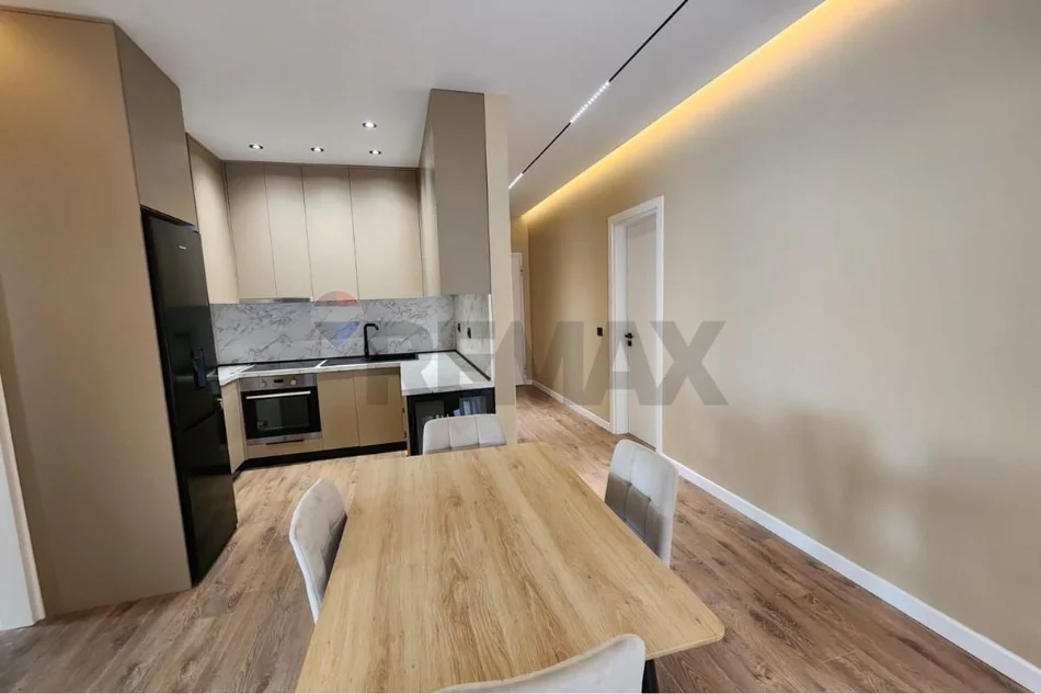 Xhamllik, Apartament 2+1 per Qira - 800 Euro